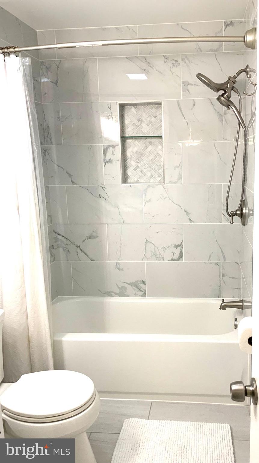 1805 Westwind Way, Unit 55 McLean, VA 22102 - Photo 16 of 30 a bathroom with a bathtub and a toilet