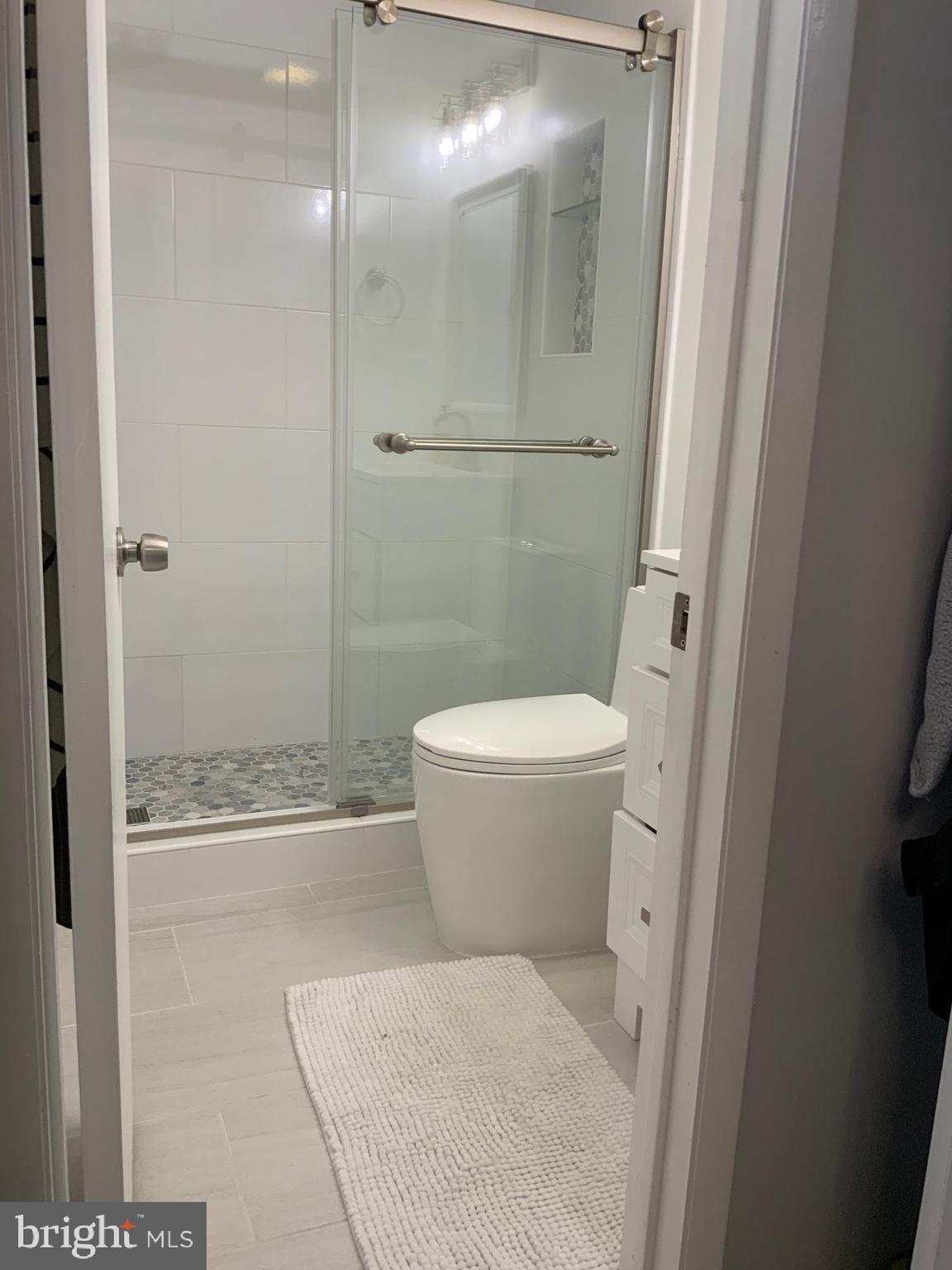 1805 Westwind Way, Unit 55 McLean, VA 22102 - Photo 25 of 30 a bathroom with a toilet and shower