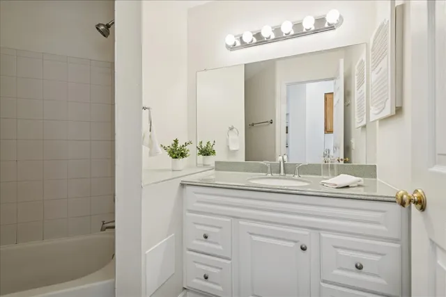 $2,295 | 1810 Fox Run Drive, Unit C, Elk Grove Village, IL 60007