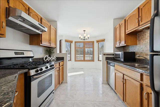 $2,295 | 1810 Fox Run Drive, Unit C, Elk Grove Village, IL 60007