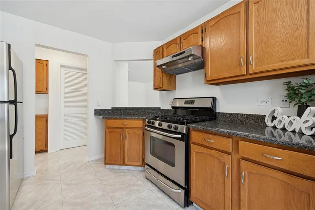 $2,295 | 1810 Fox Run Drive, Unit C, Elk Grove Village, IL 60007