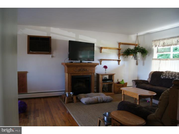 1195 Miller Road Pottstown, PA 19465 - Photo 7 of 23 Living Room