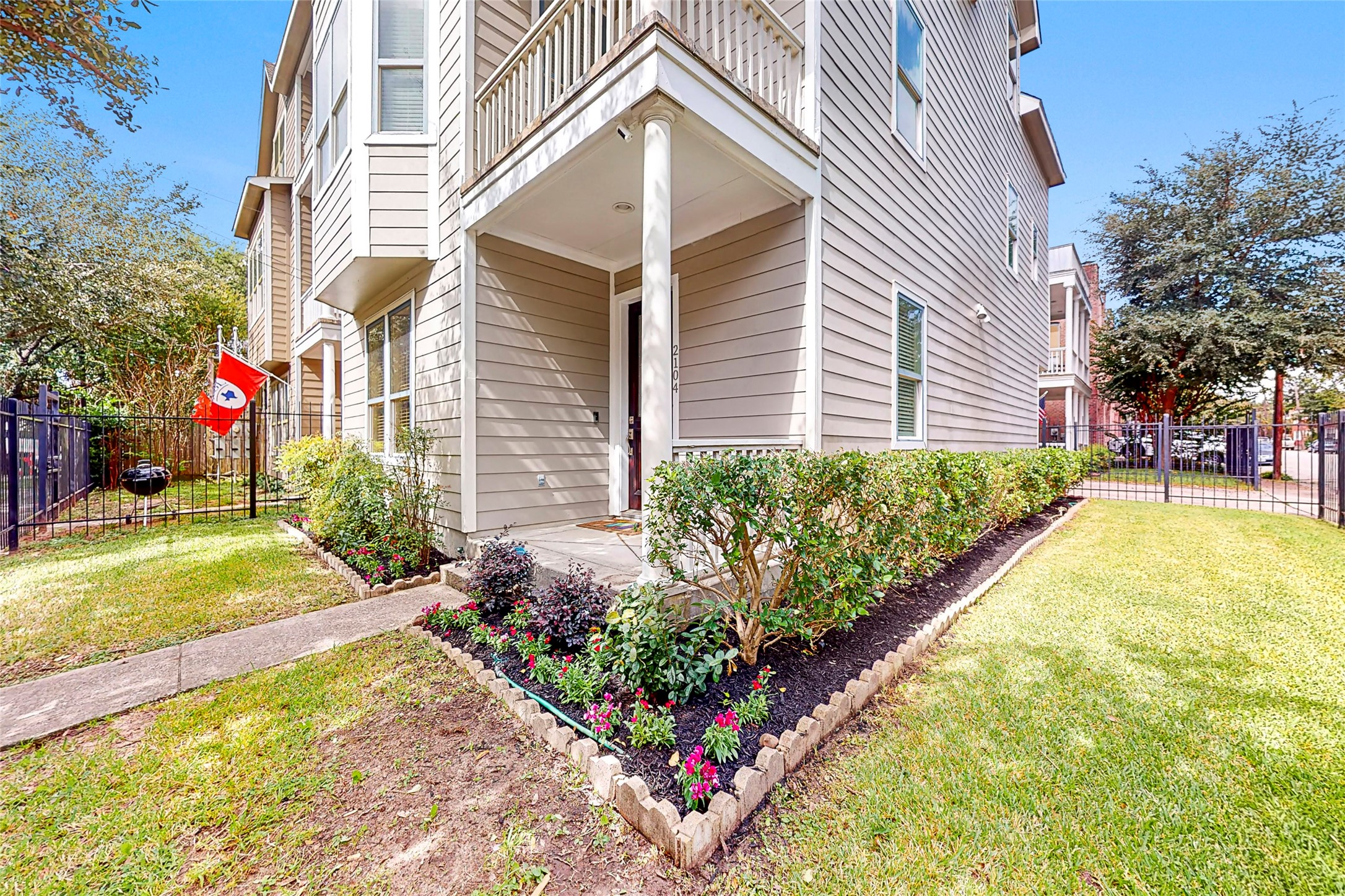 2104 State Street Houston, TX 77007 - Photo 5 of 41 Front entrance of the property. Please note that bi-weekly yard maintenance is included.