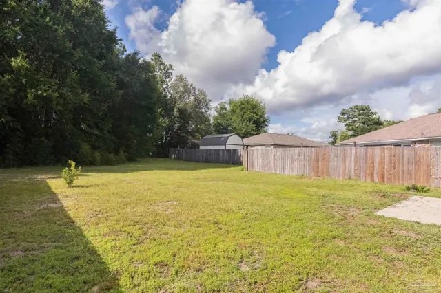 a view of a backyard