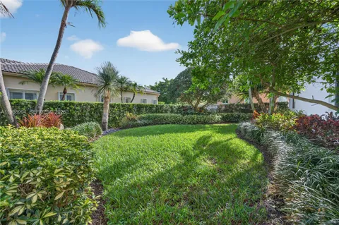 a view of yard with green space
