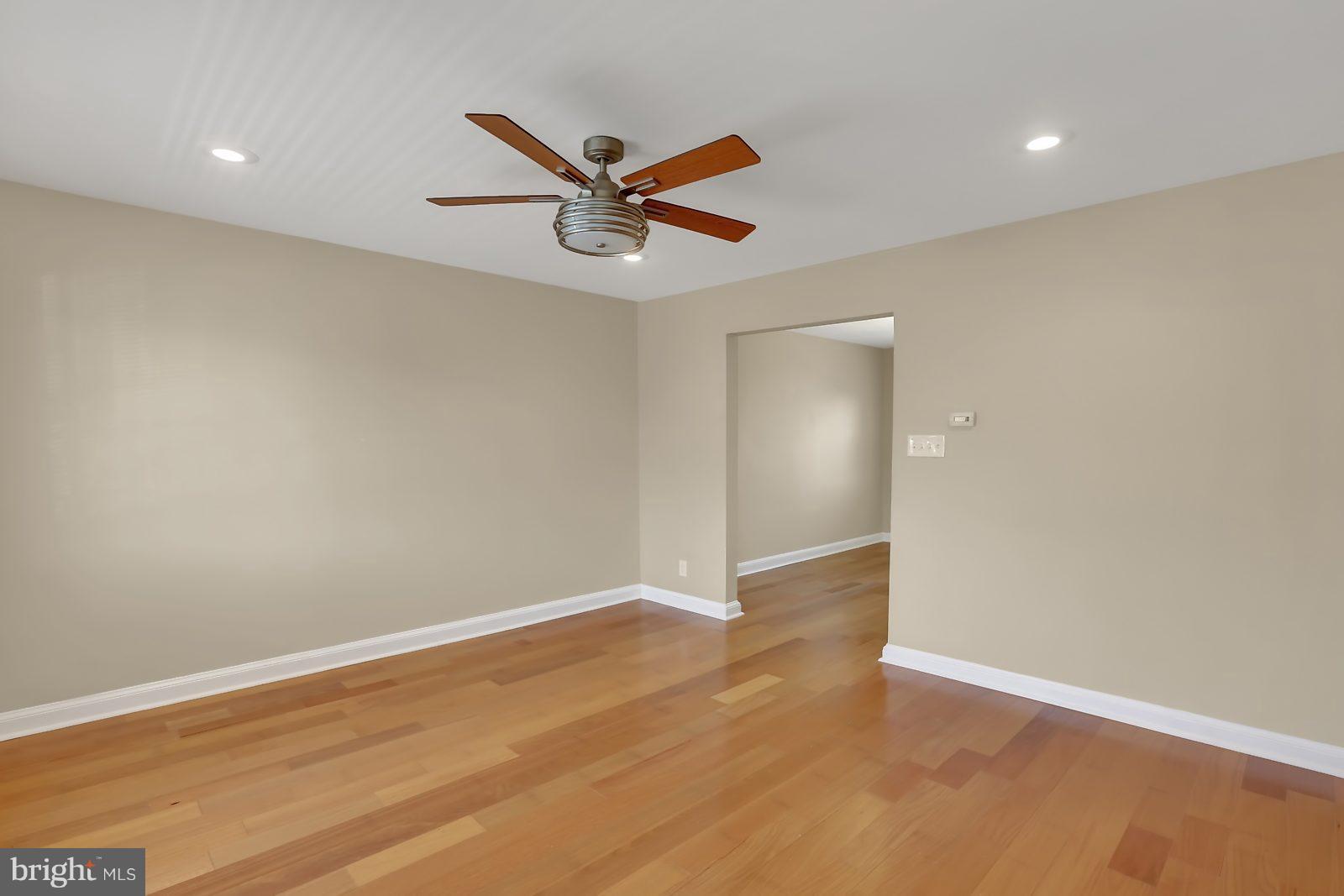 850 Benninghaus Road Baltimore, MD 21212 - Photo 7 of 23 Living Room