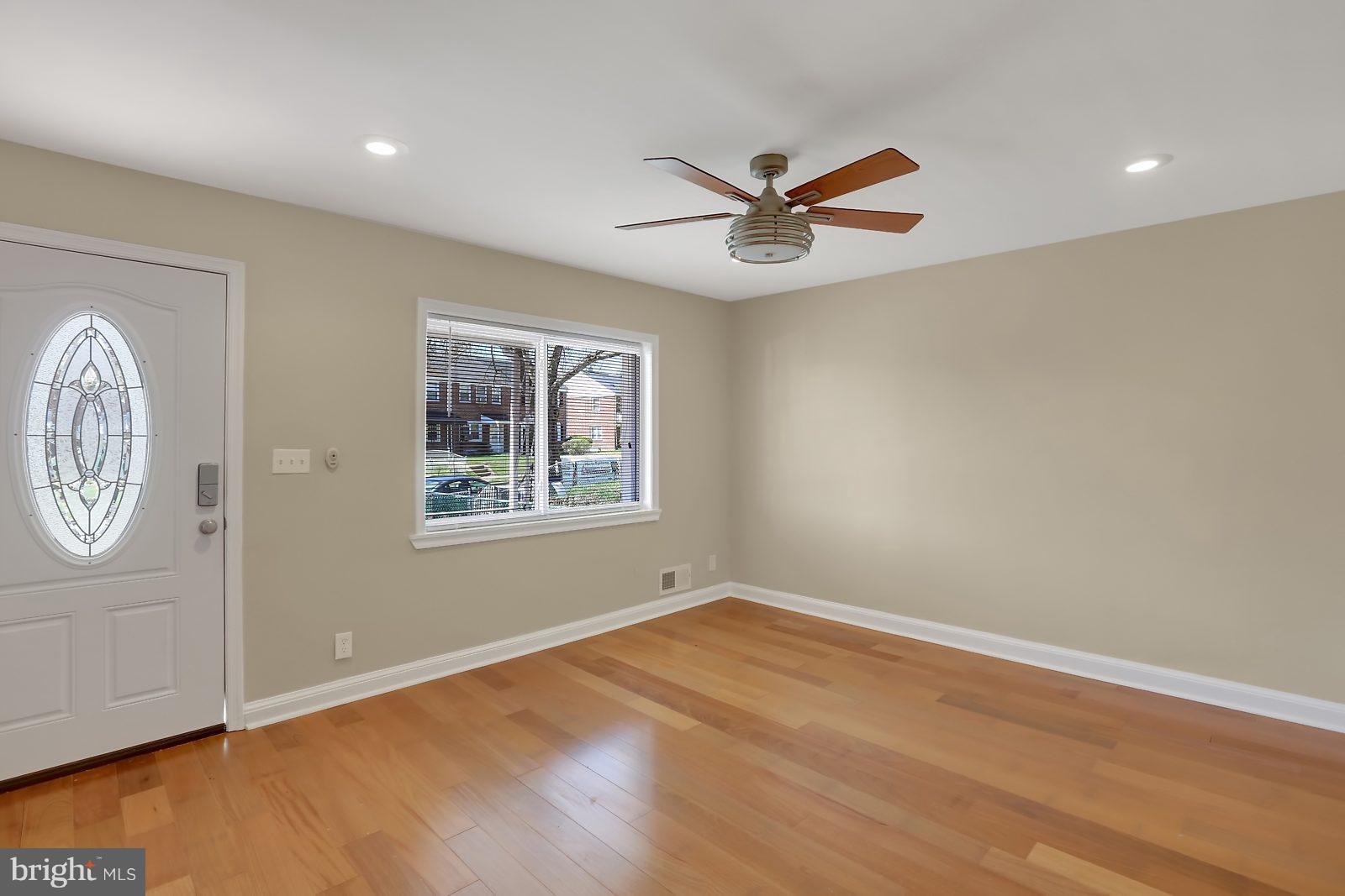 850 Benninghaus Road Baltimore, MD 21212 - Photo 8 of 23 Living Room