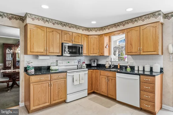 $575,000 | 102 Red Stone Ridge, Delran, NJ 08075