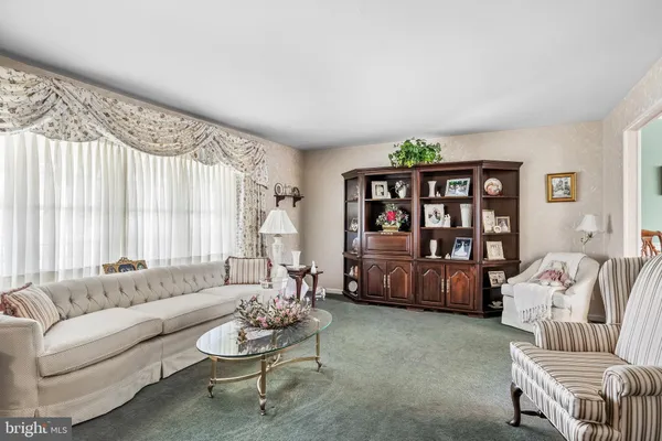 $575,000 | 102 Red Stone Ridge, Delran, NJ 08075