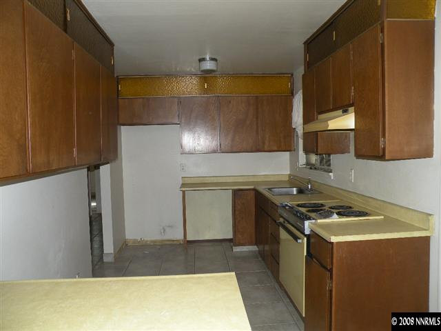 1735 Auburn Way Reno, NV 89502 - Photo 5 of 9 a kitchen with a stove and a refrigerator