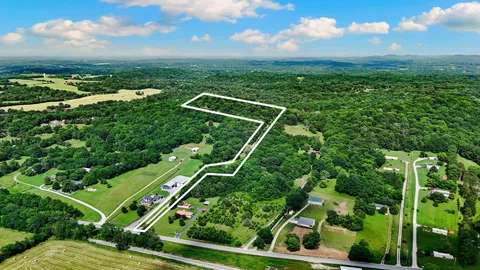 a view of yard with green space