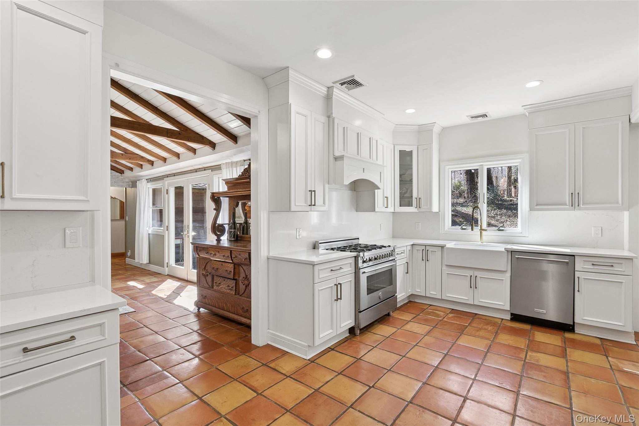 85 Cove Road Oyster Bay, NY 11771 - Photo 13 of 46