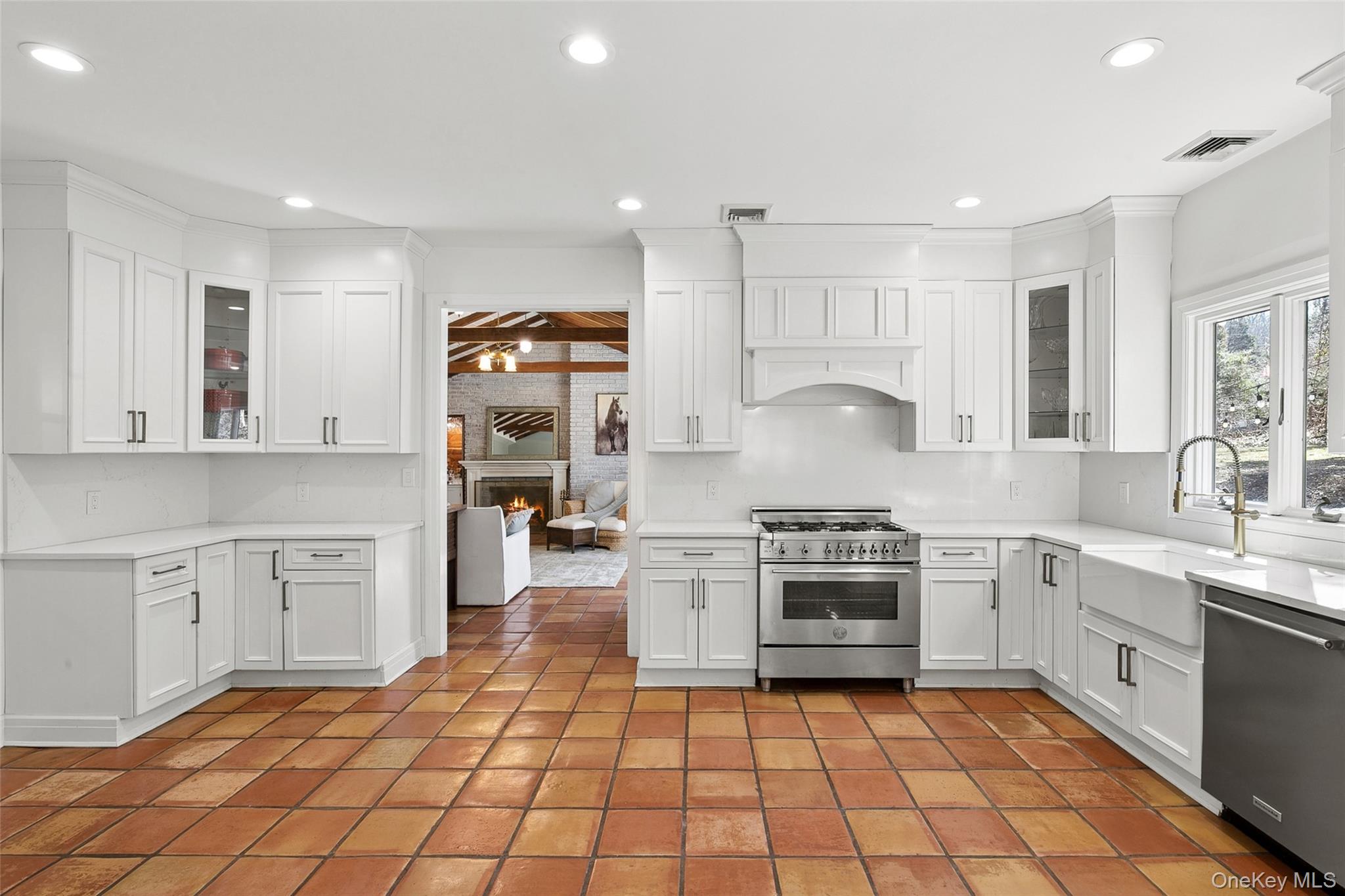 85 Cove Road Oyster Bay, NY 11771 - Photo 15 of 46