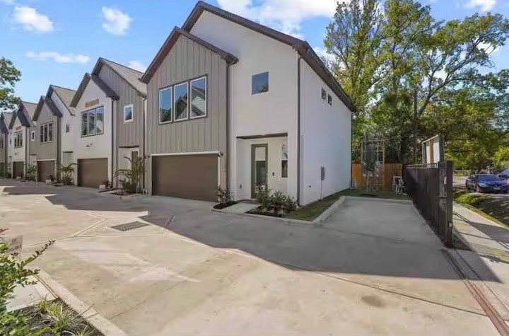 240 Julia Street, Unit B Houston, TX 77022 - Photo 2 of 11