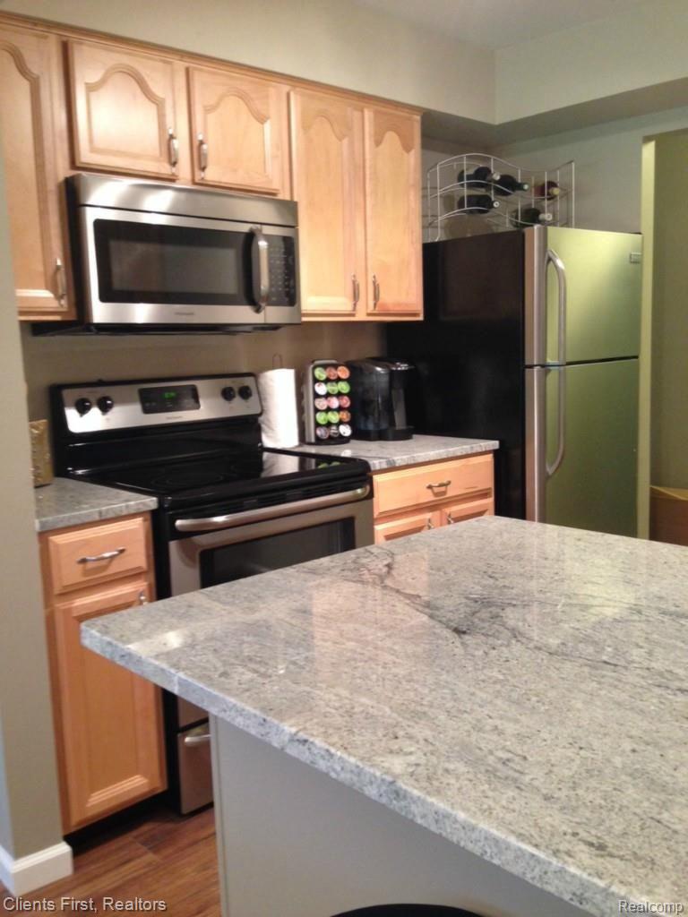 1665 Riverside Drive, Unit 8 Rochester, MI 48309 - Photo 3 of 25 kitchen stove side.jpg