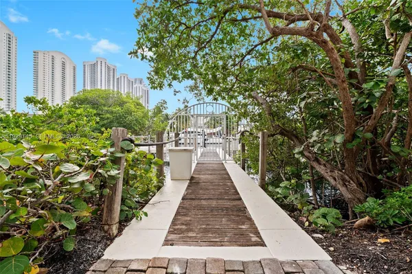 a view of a pathway with house on both side