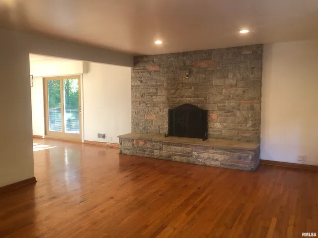 $389,900 | 2318 East Lake Shore Drive, Springfield, IL 62712