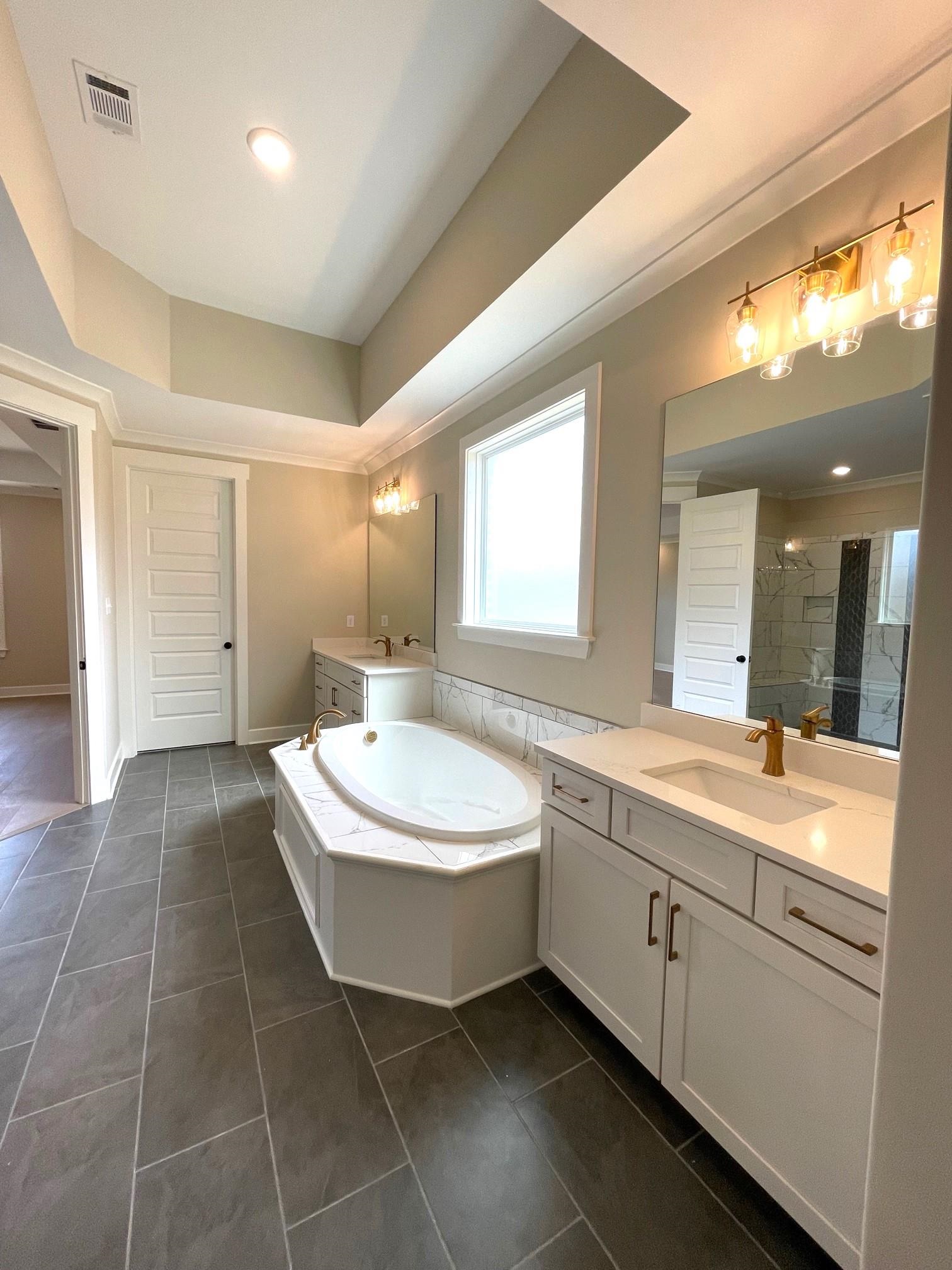 11150 Shelby Post Road Collierville, TN 38017 - Photo 18 of 25 a bathroom with a sink a toilet a mirror and bathtub