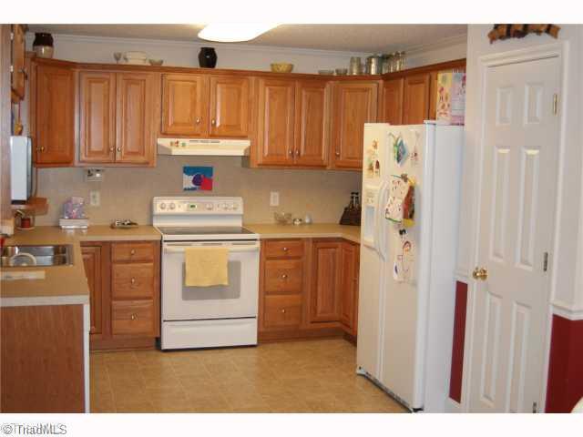 5059 High Point Road Kernersville, NC 27284 - Photo 2 of 8 Kitchen.