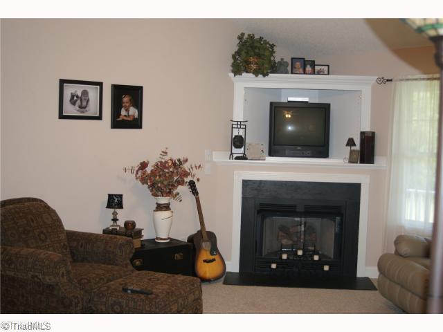5059 High Point Road Kernersville, NC 27284 - Photo 3 of 8 Living Room.