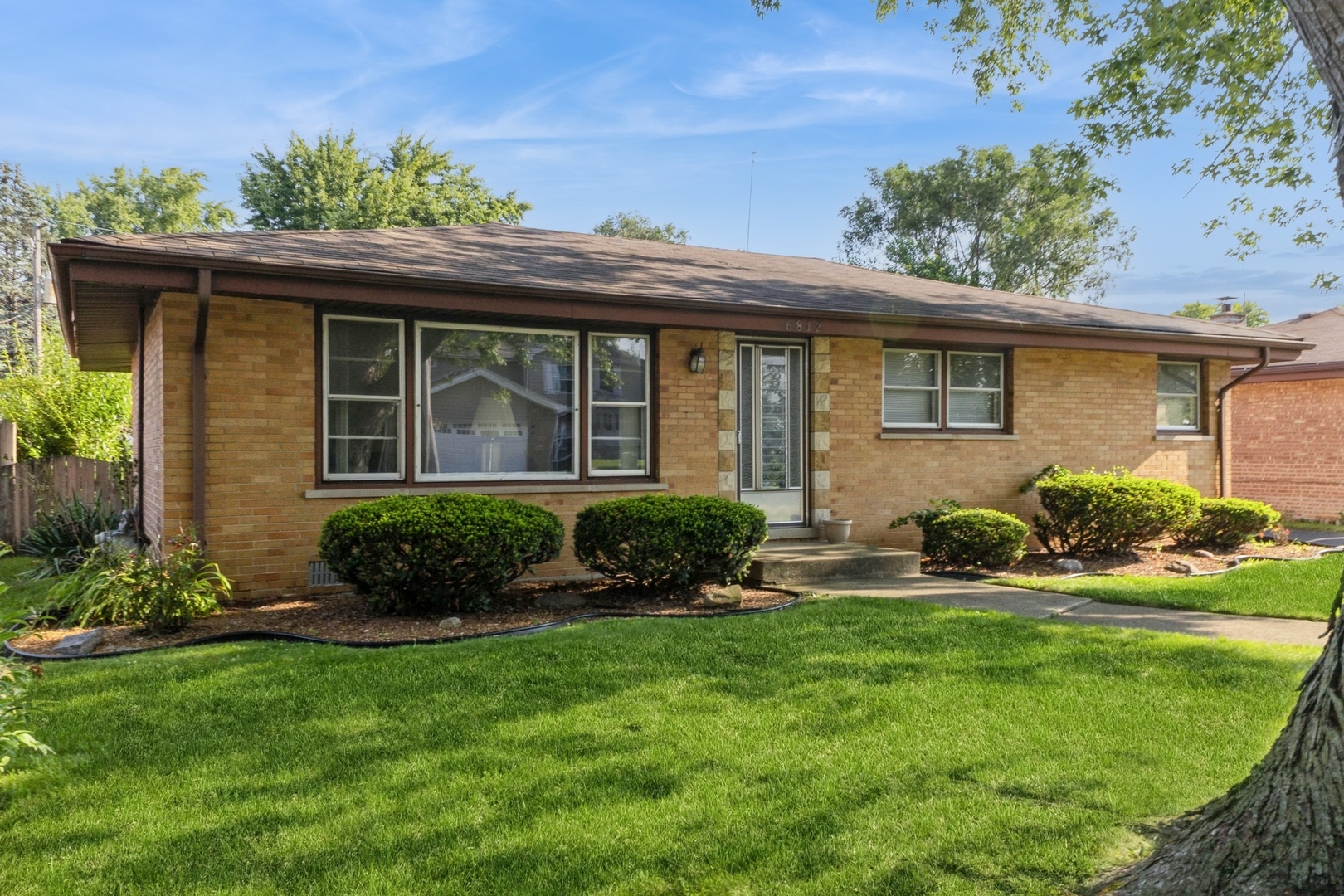 6812 West 98th Street Chicago Ridge, IL 60415 - Photo 3 of 16 Gallery Image 3