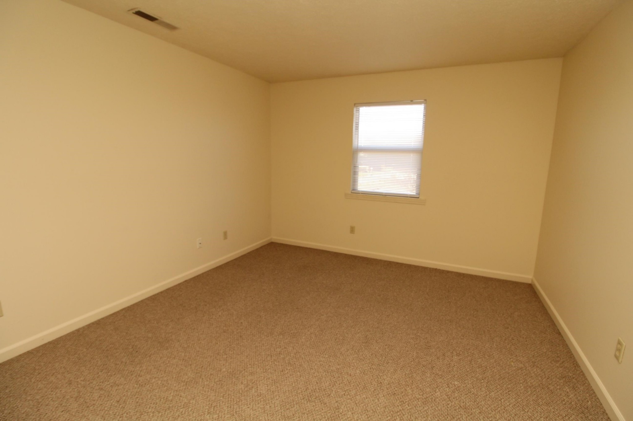 2830 Greenville Road, Unit C2 Hopkinsville, KY 42240 - Photo 4 of 10 an empty room with a window