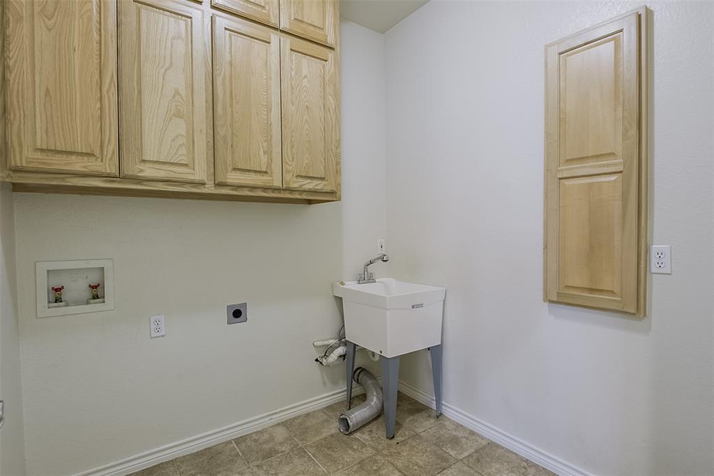 1066 W Road Waxahachie, TX 75165 - Photo 30 of 36 a room with workbench and window