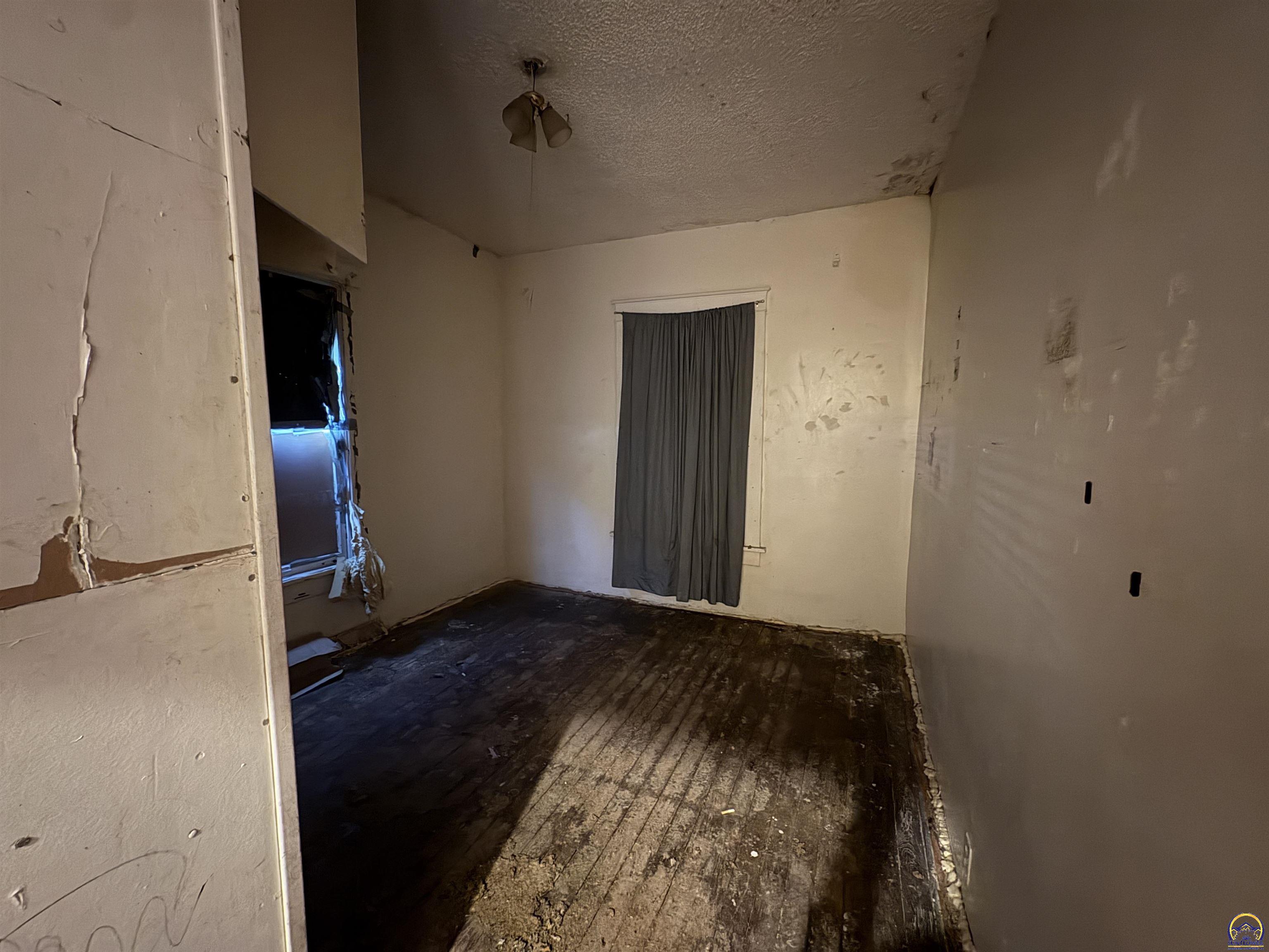 1143 Southwest Jewell Avenue Topeka, KS 66604 - Photo 12 of 28