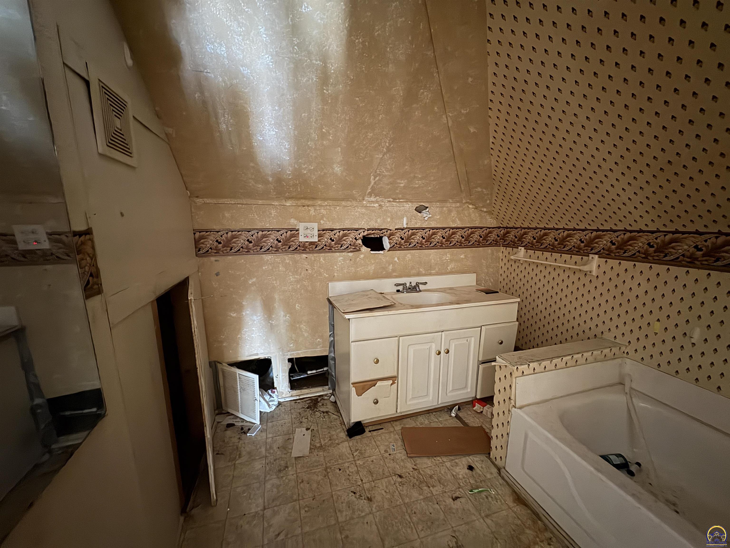 1143 Southwest Jewell Avenue Topeka, KS 66604 - Photo 17 of 28