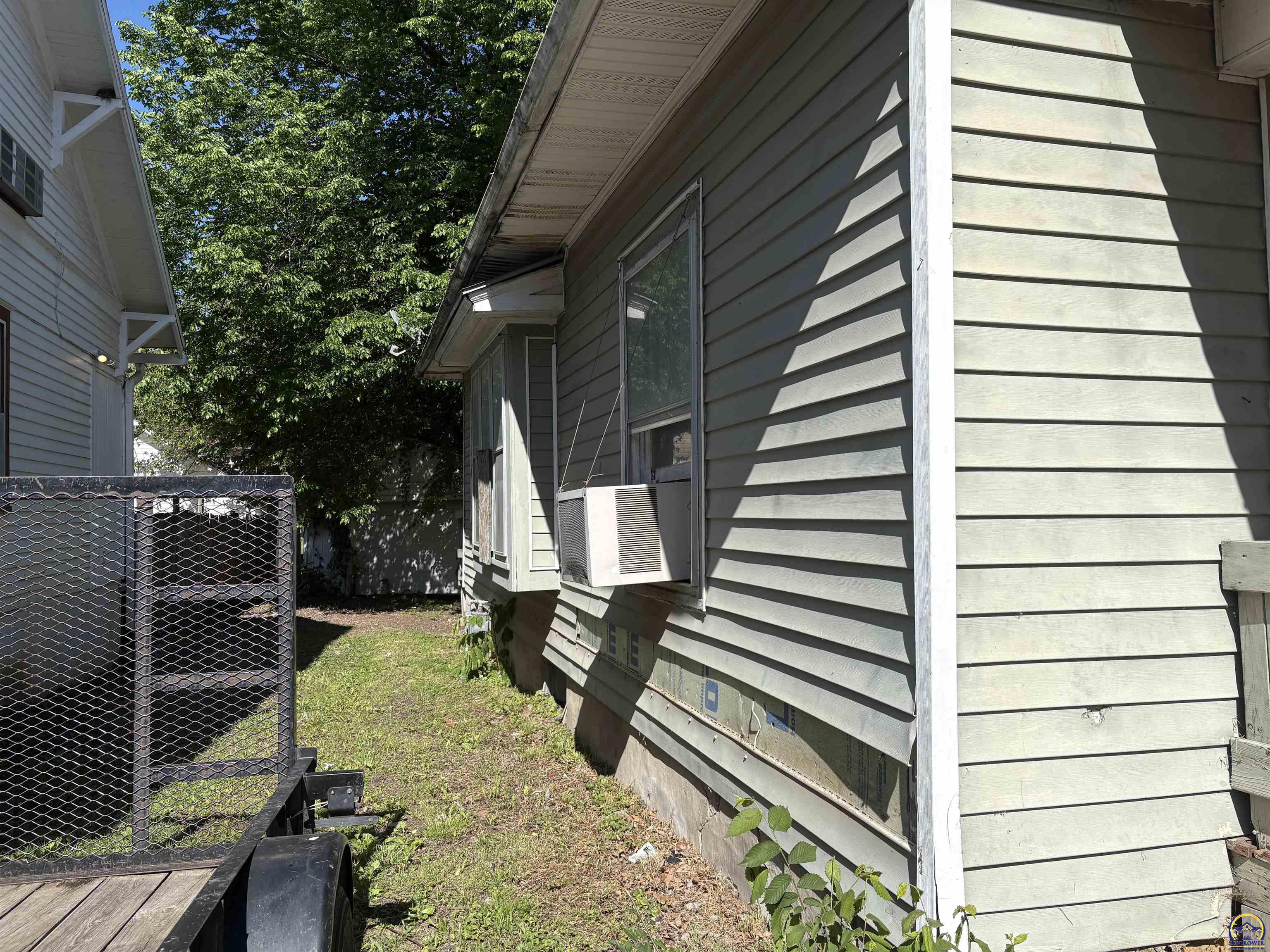 1143 Southwest Jewell Avenue Topeka, KS 66604 - Photo 3 of 28