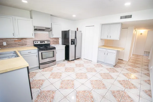 $1,800 | 14010 Meyersville Drive, Houston, TX 77049