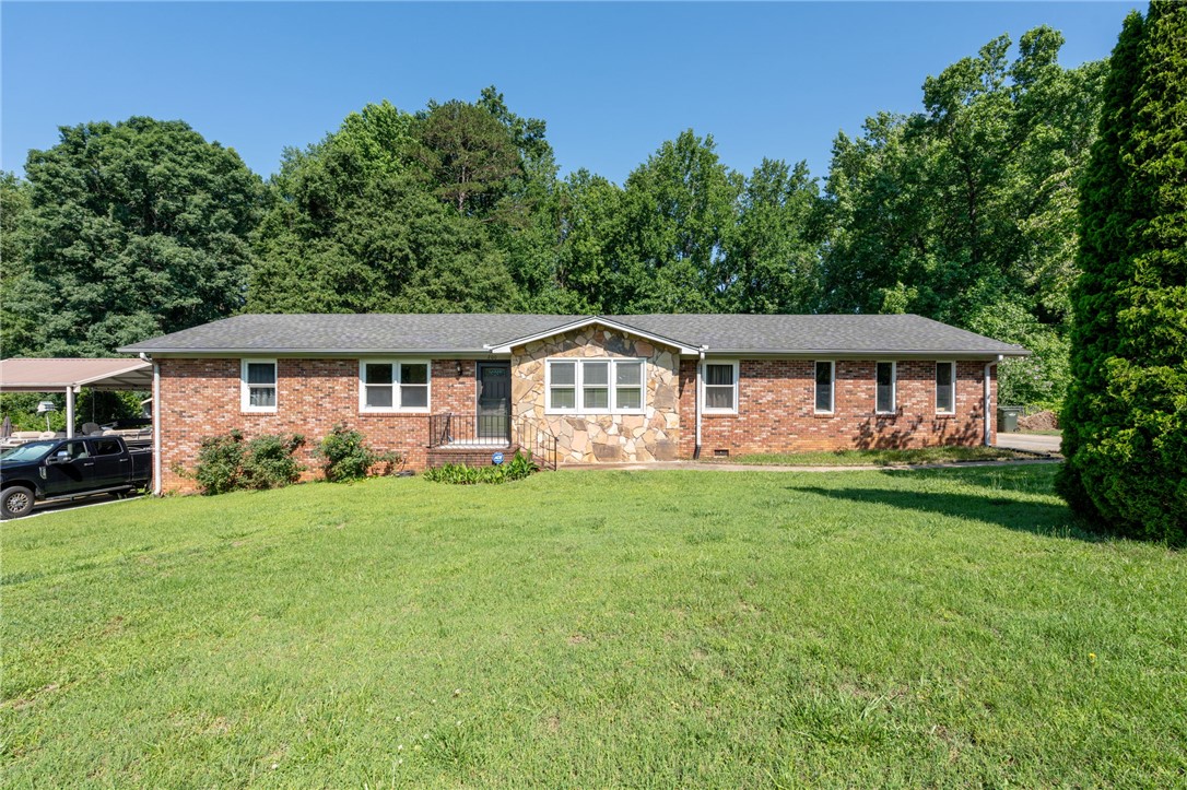 200 Echo Circle Easley, SC 29642 - Photo 1 of 35 A classic brick facade with stone accents welcomes you to this inviting ranch-style home.
