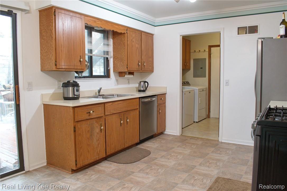 2740 Hartline Drive Rochester, MI 48309 - Photo 6 of 15 Kitchen 3.jpg