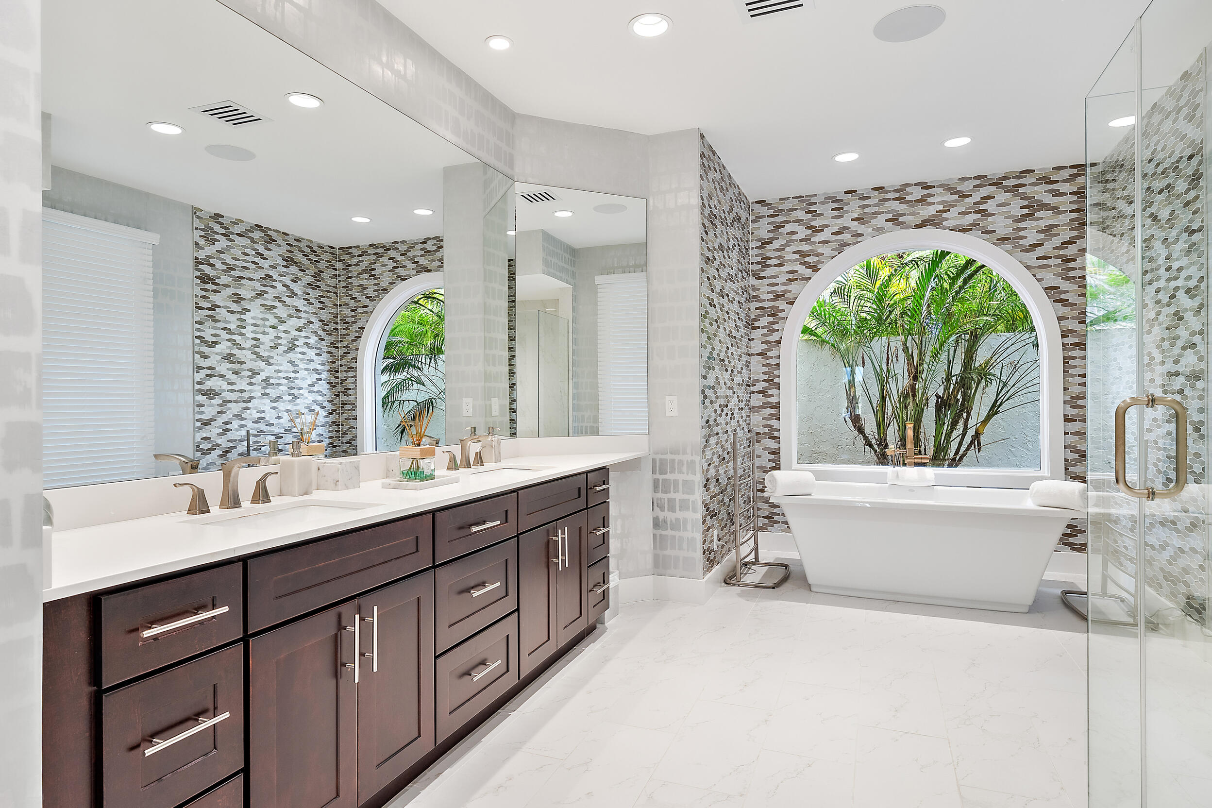 121 Commodore Drive Jupiter, FL 33477 - Photo 16 of 56 Primary Bath