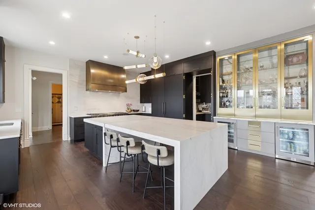 a large kitchen with kitchen island a large island in it