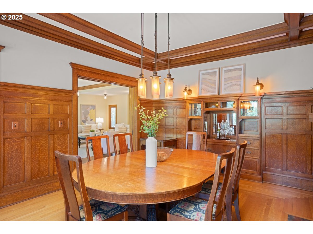 1314 Southeast 55th Avenue Portland, OR 97215 - Photo 16 of 47 a dining room with furniture and window