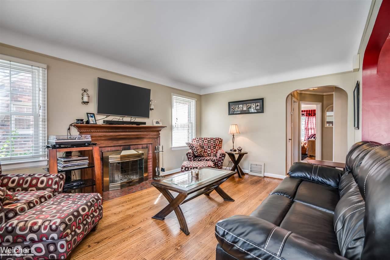 1649 Roslyn Road Grosse Pointe Woods, MI 48236 - Photo 8 of 30