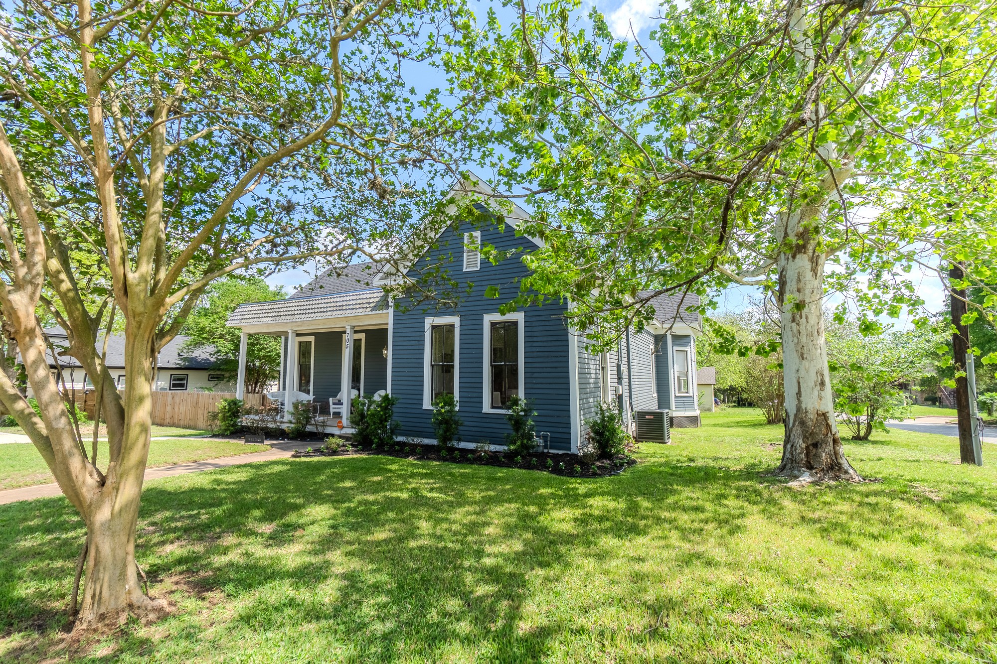 705 West 5th Street Brenham, TX 77833 - Photo 3 of 35 a front view of a house with garden
