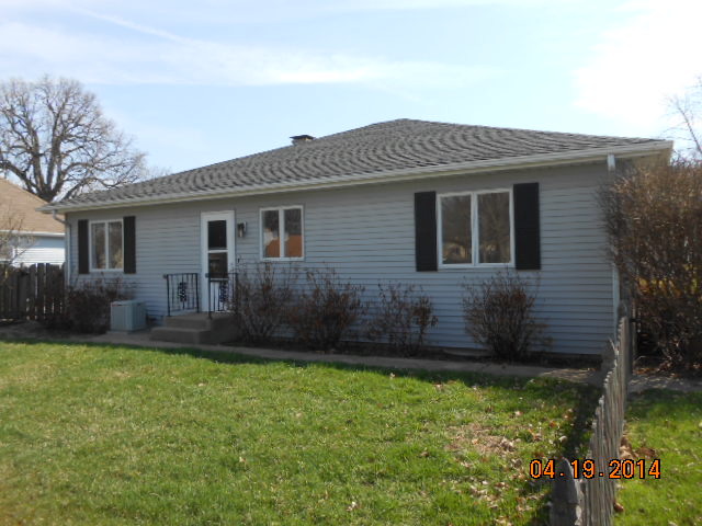 90 Long Beach Road Montgomery, IL 60538 - Photo 2 of 13 a backyard of a house with lots of green space