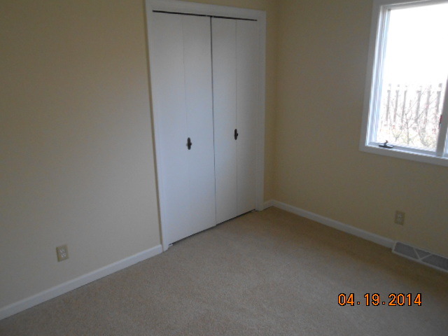 90 Long Beach Road Montgomery, IL 60538 - Photo 9 of 13 an empty room with a window