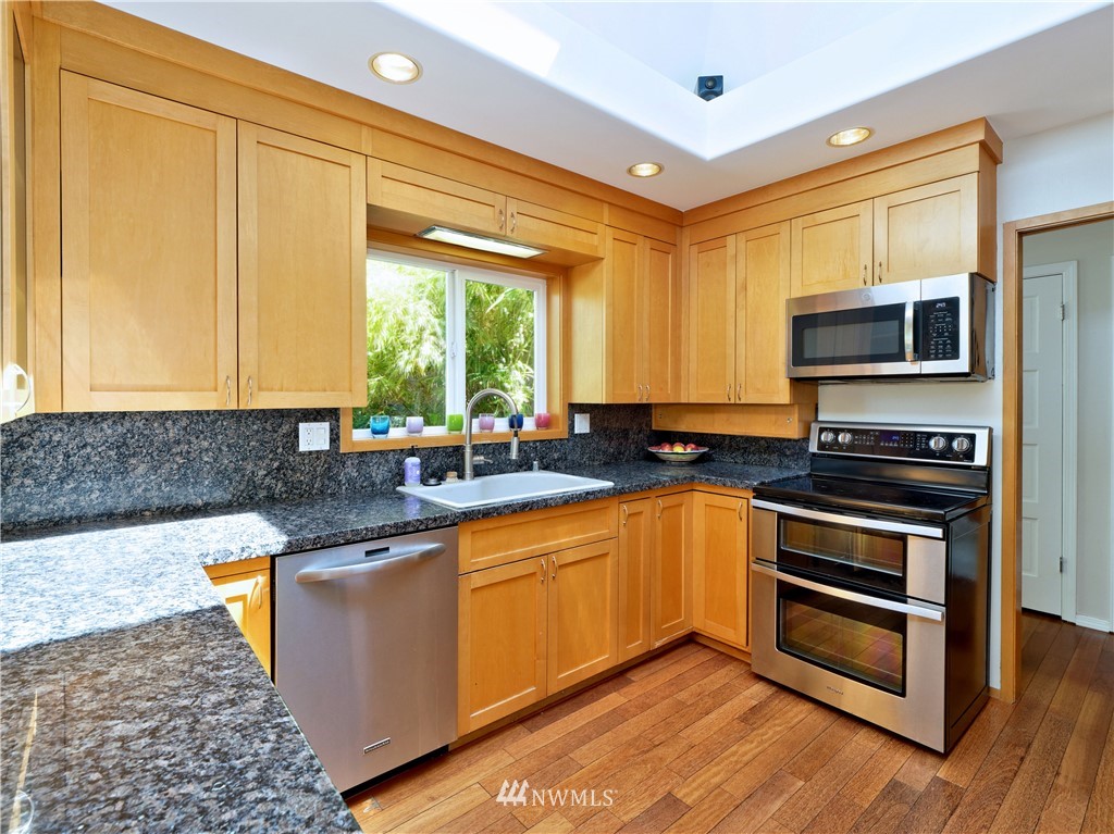 960 Edmonds Street Edmonds, WA 98020 - Photo 5 of 35