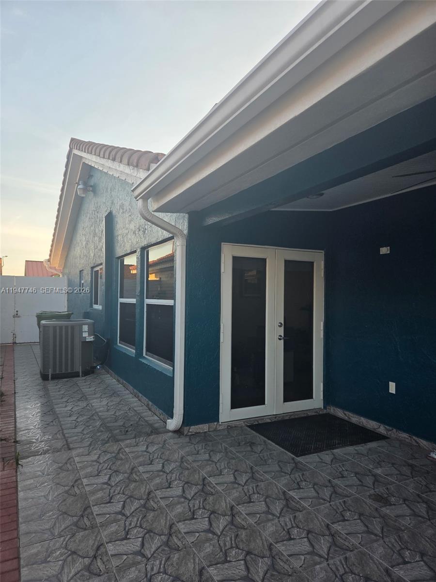 2749 West 73rd Place Hialeah, FL 33016 - Photo 2 of 15 a view of a big room with closet and windows