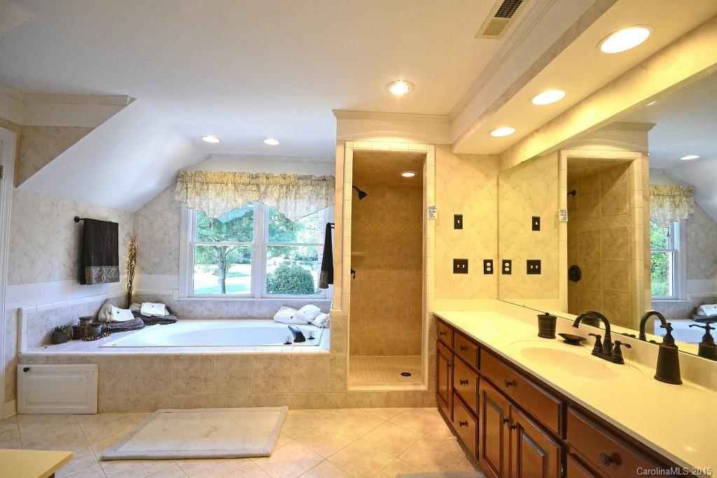 4634 Binfords Ridge Road Charlotte, NC 28226 - Photo 14 of 24 a spacious bathroom with a tub double sink and mirror