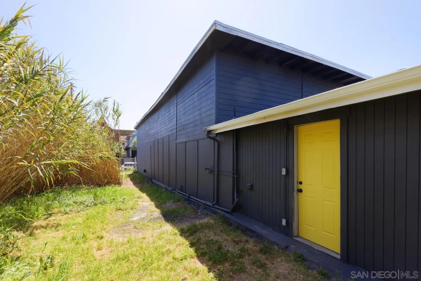 1038 24th Street Oakland, CA 94607 - Photo 3 of 17 a view of a backyard with pathway