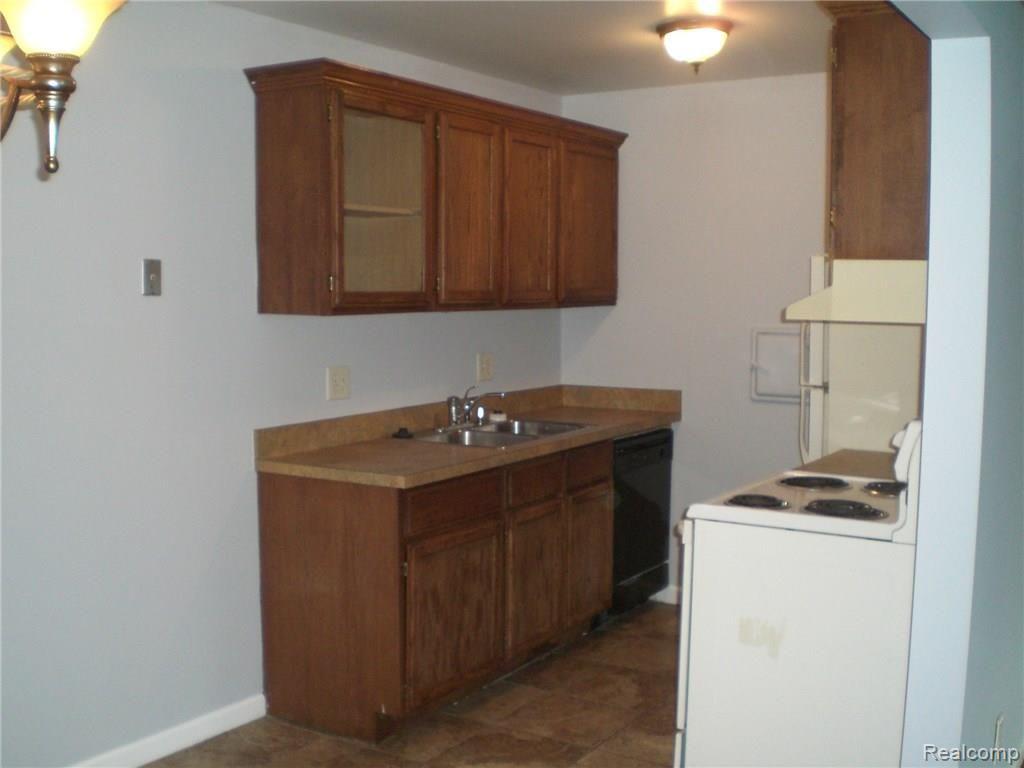 24111 Meridian Road, Unit 23 Grosse Ile, MI 48138 - Photo 7 of 11 CIMG2537.JPG