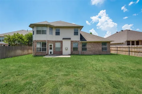 a view of a house with backyard porch and garden
