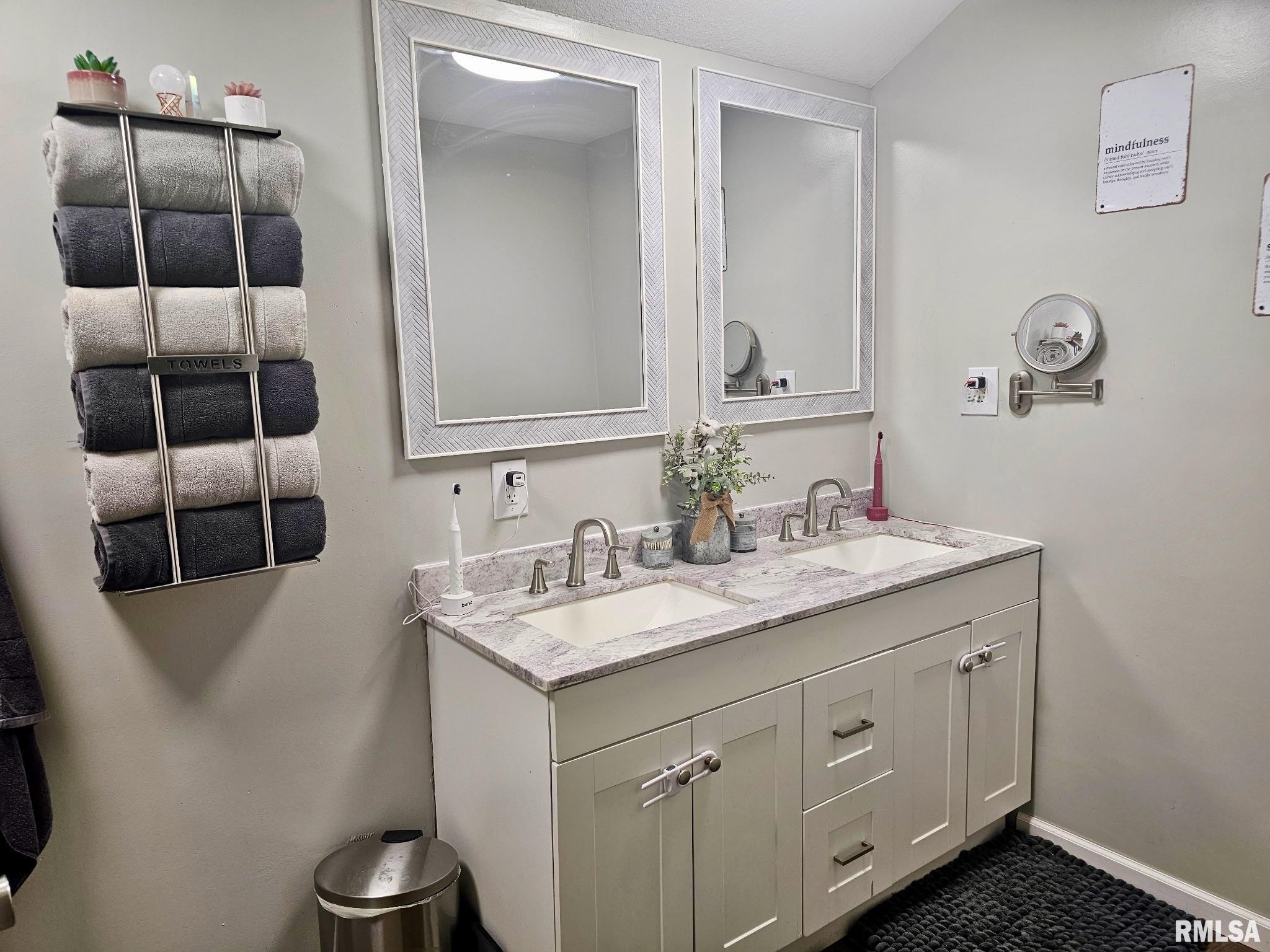 1955 East 2700 North Road Blue Mound, IL 62513 - Photo 10 of 27