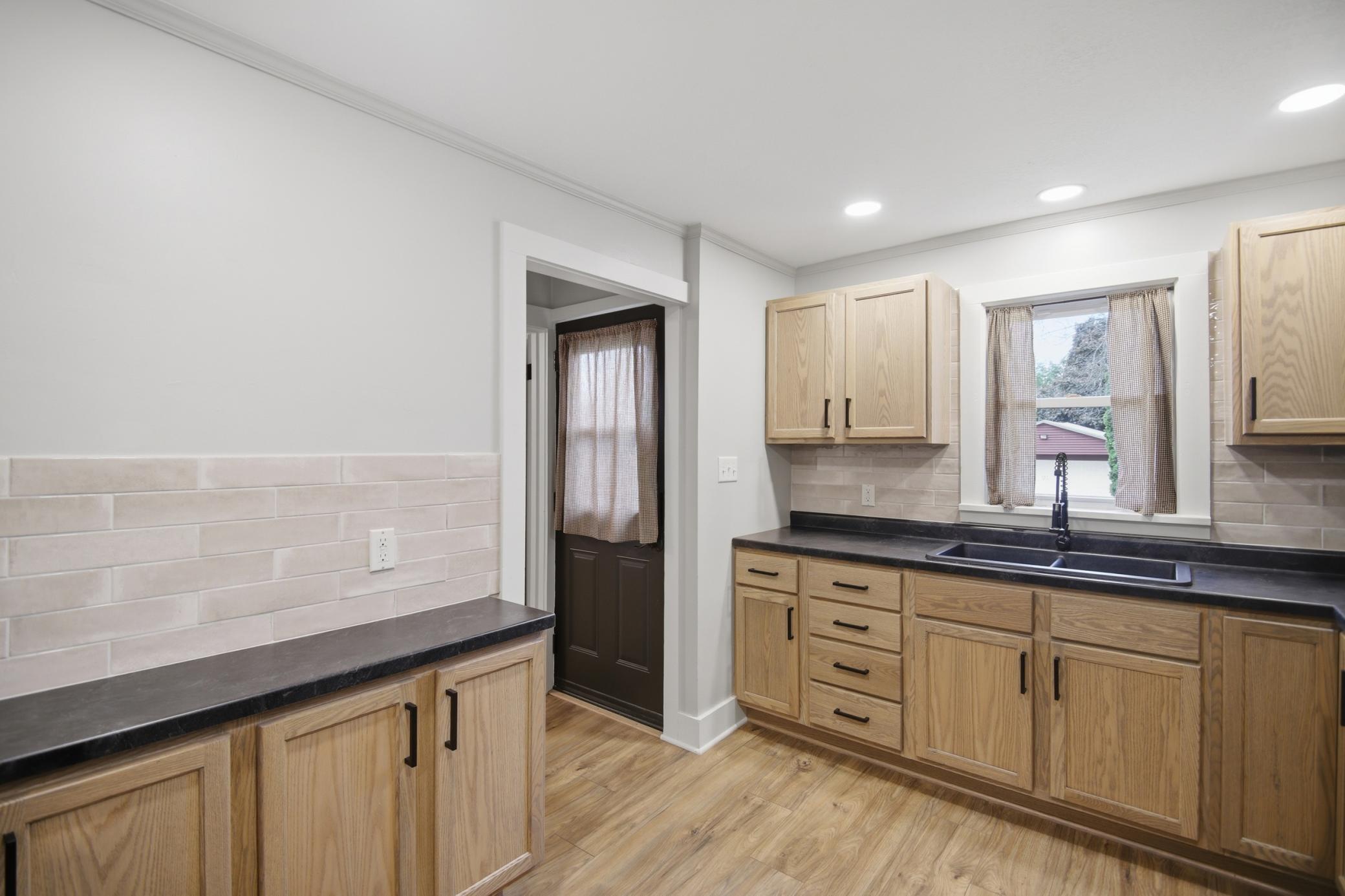 605 9th Avenue Southwest Austin, MN 55912 - Photo 12 of 23