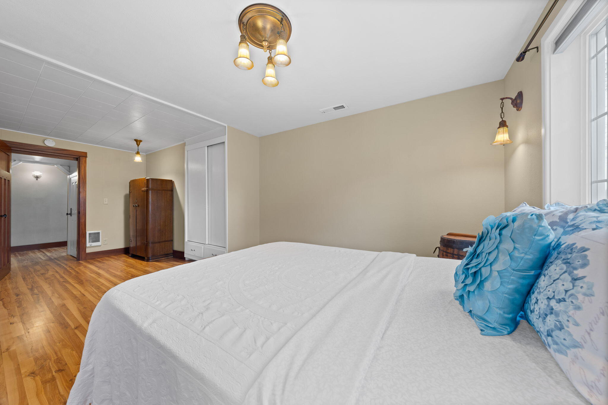 21925 Bear Creek Road Bend, OR 97702 - Photo 43 of 104 a bedroom with a bed and a large mirror on the dresser