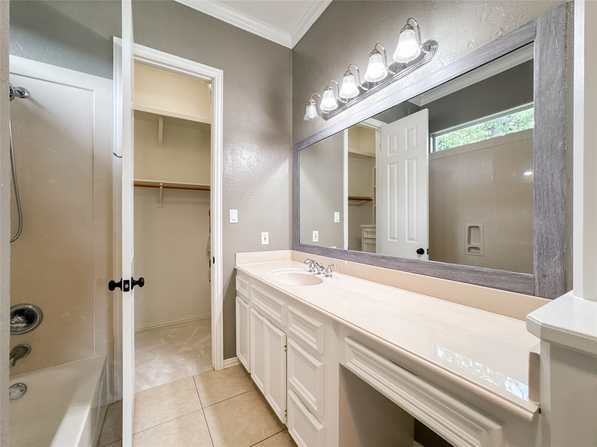 1810 Woerner Road Houston, TX 77090 - Photo 30 of 39 Upstairs Bathroom